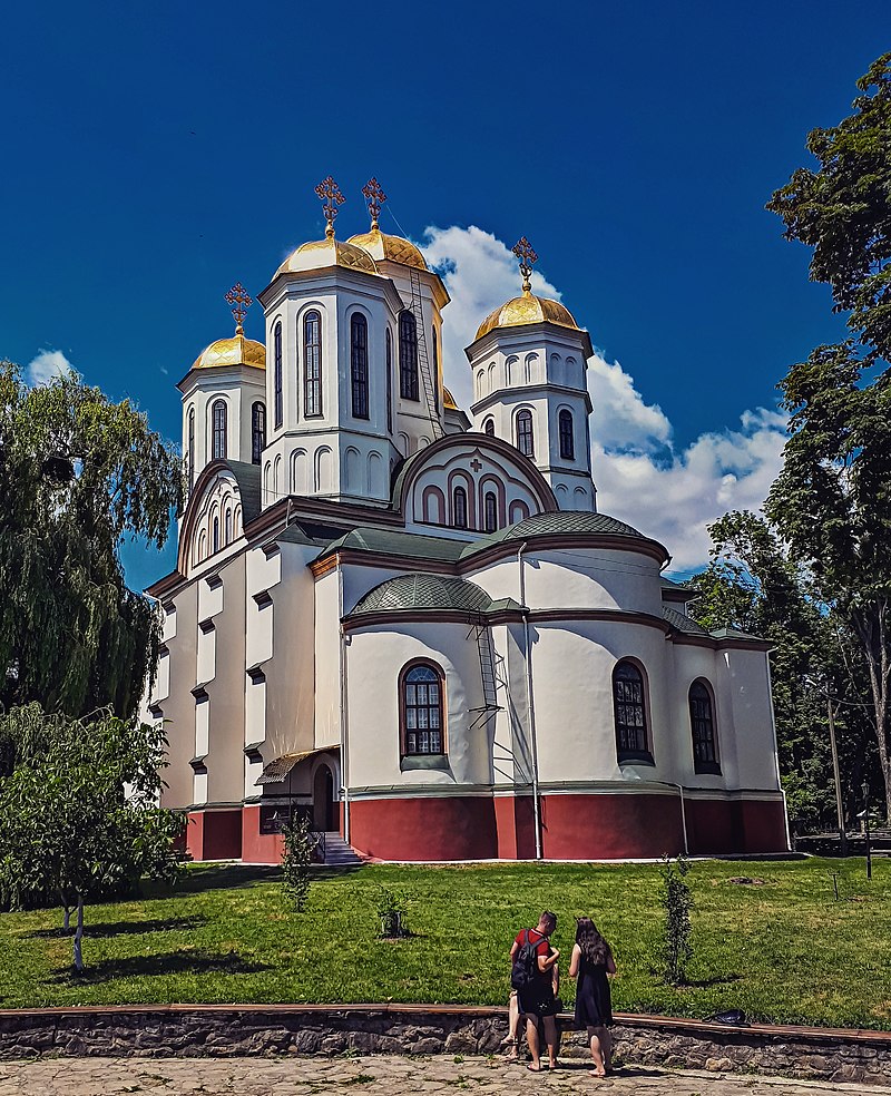 Богоявленська церква-фортеця, яка знаходиться всередині Острозького замку